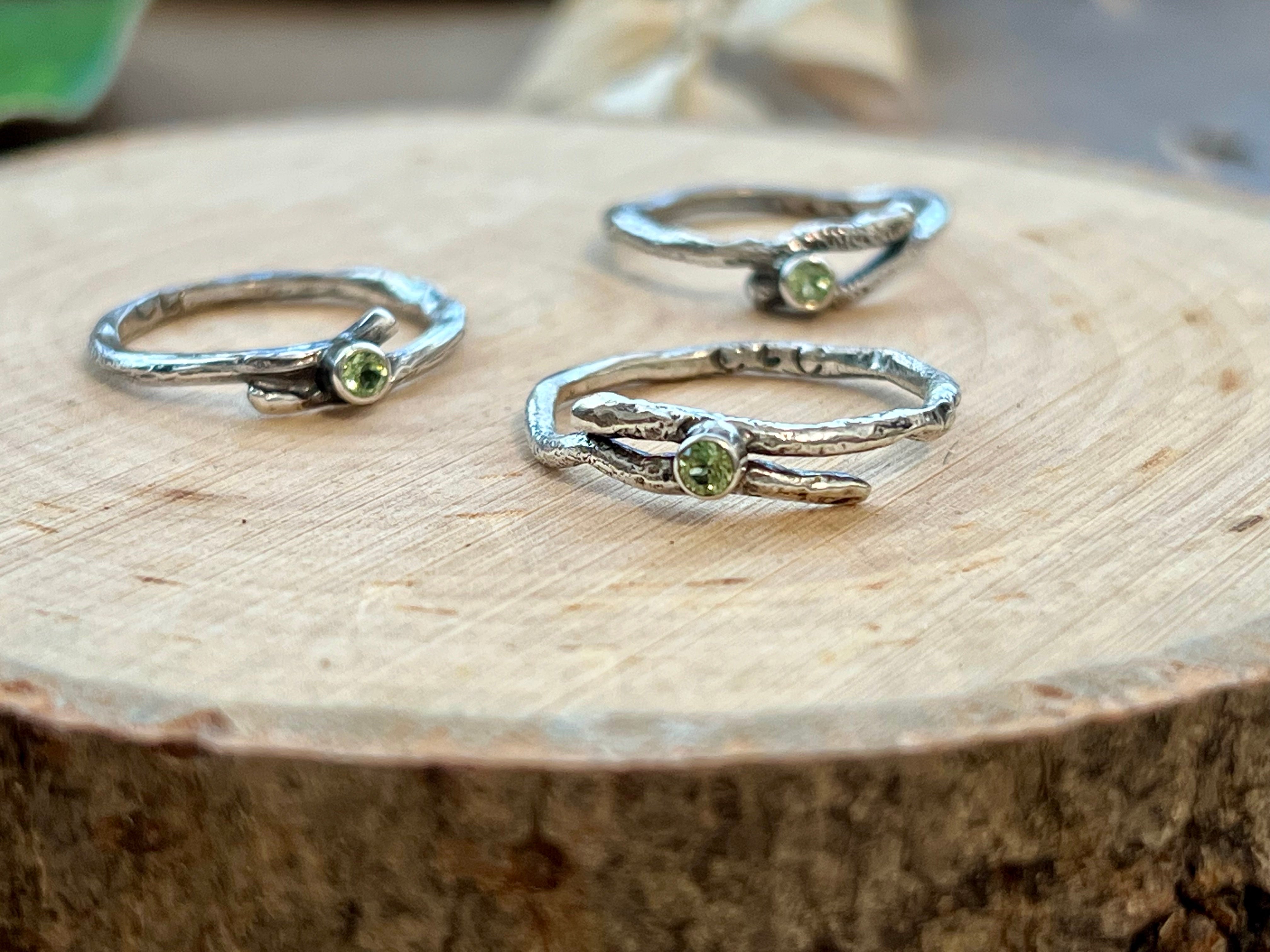 Retorno Peridot Stacking Ring