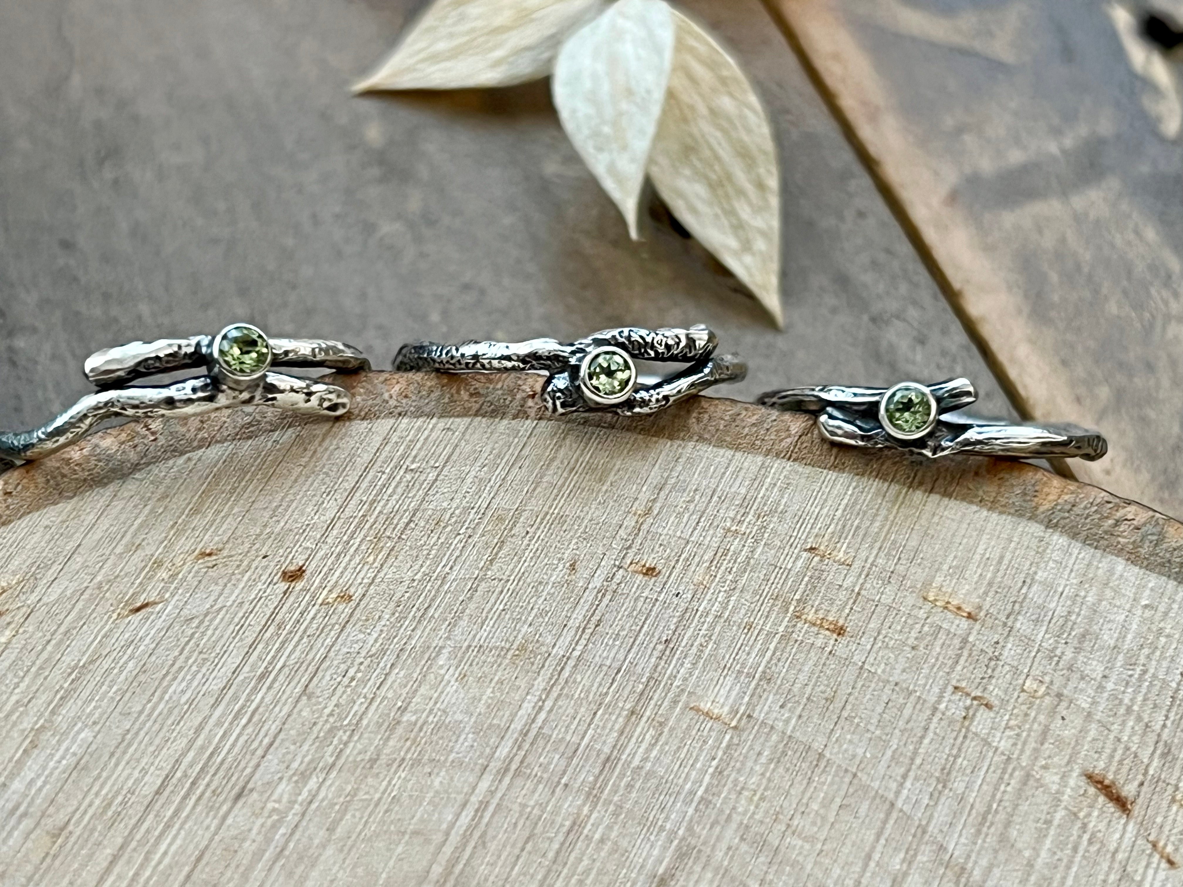 Retorno Peridot Stacking Ring